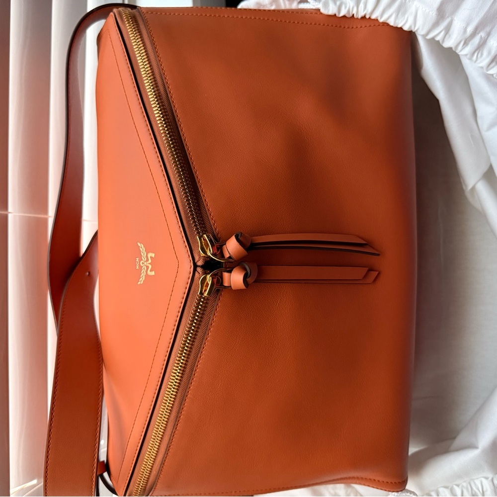 MCM NWT 3D Diamant Leather messenger BAG
Comes with dust bag and mcm cards - Picture 11 of 12